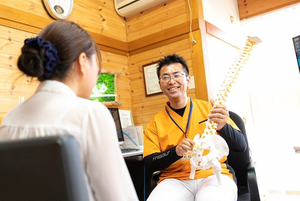 患者さんに説明する院長